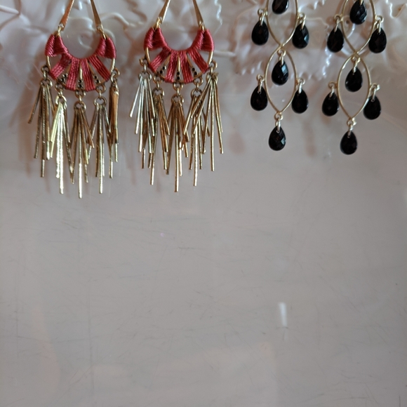 2 pairs of pierced dangle earrings 1 black 1salmon - Picture 2 of 2